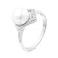 Кольцо из серебра с жемчугом и фианитами родированное