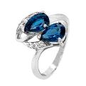 Кольцо из серебра с нат.топазом лондон блю и фианитами родированное