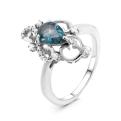Кольцо из серебра с нат.топазом лондон блю и фианитами родированное