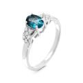 Кольцо из серебра с нат. лондон топазом и фианитами родированное