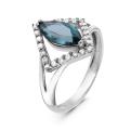 Кольцо из серебра с нат.топазом лондон блю и фианитами родированное