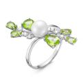 Кольцо из серебра с жемчугом, хризолитом и фианитами родированное