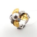 Кольцо из серебра с жемчугом Swarovski и фианитами родированное с золочением