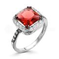 Кольцо из серебра с гранатом и фианитами родированное