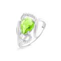 Кольцо из серебра с пл. кварцем цв. хризолит и фианитами родированное