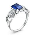 Кольцо из серебра с плавленым кварцем цвета сапфир и фианитами родированное