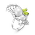 Кольцо из серебра с жемчугом Сваровски, пл.кварцем цв.хризолит и фианитами родированное