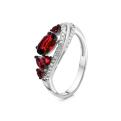 Кольцо из серебра пл. кварцем цв. гранат и фианитами родированное 