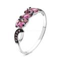 Кольцо из серебра с пл.кварцем цв.родолит и фианитами родированное