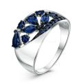 Кольцо из серебра с плавленым кварцем цвета сапфир и фианитами родированное 
