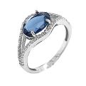 Кольцо из серебра с пл.кварцем цв.сапфир и фианитами родированное