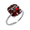 Кольцо из серебра с пл.кварцем цв.гранат и фианитами родированное
