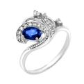 Кольцо из серебра с пл.кварцем цв.сапфир и фианитами родированное