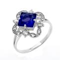 Кольцо из серебра с пл. кварцем цв.сапфир и фианитами родированное