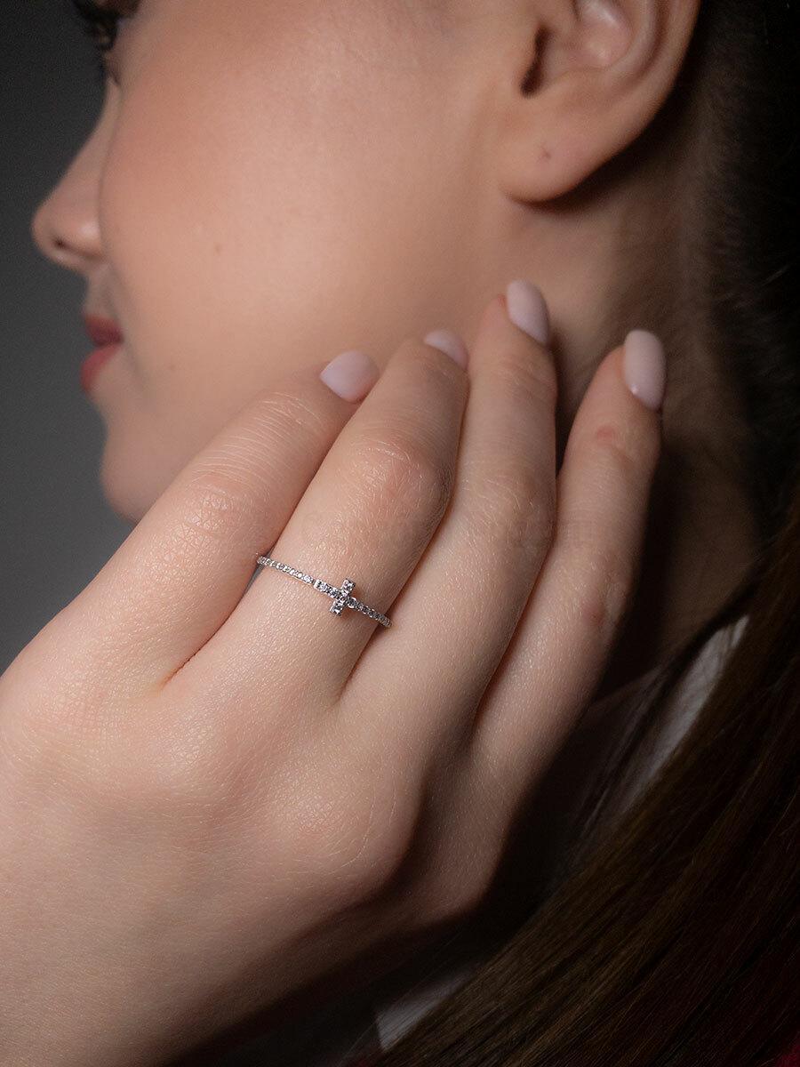 Кольцо из серебра с фианитами родированное