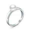 Кольцо из серебра с культивированным белым жемчугом и фианитами родированное