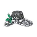Брошь шляпа из чернёного серебра с плавленым кварцем цвета изумруд и марказитами