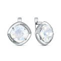Серьги из серебра с плавленым кварцем цвета лунный молочный и фианитами родированные