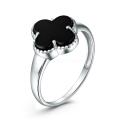 Кольцо клевер из серебра с натуральным ониксом родированное