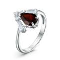Кольцо из серебра с натуральным гранатом и фианитами родированное
