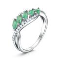 Кольцо из серебра с изумрудом и кубическим цирконием родированное