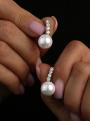 Серьги из серебра с белым жемчугом имитация и фианитами родированные