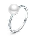 Кольцо из серебра с культивированным жемчугом  и фианитами родированное