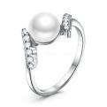 Кольцо из серебра с культивированным жемчугом и фианитами родированное