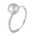 Кольцо из серебра с культивированным жемчугом и фианитами родированное