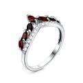 Кольцо из серебра с гранатом и фианитами родированное