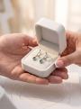 Серьги из серебра с натуральным изумрудом родированные