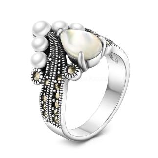 Кольцо из чернёного серебра с белым перламутром, культивированным жемчугом и марказитами