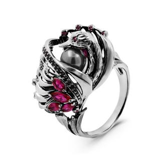 Кольцо из серебра с жемчугом Swarovski цв. черный, синт. рубином и фианитами родированное
