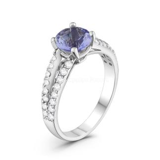 Кольцо из серебра с плавленым кварцем цвета танзанит и фианитами родированное