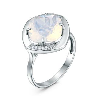 Кольцо из серебра с плавленым кварцем цвета лунный молочный и фианитами родированное