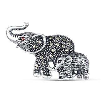 Брошь-кулон из чернёного серебра с натуральным гранатом и марказитами - Слоны (слониха и слонёнок)