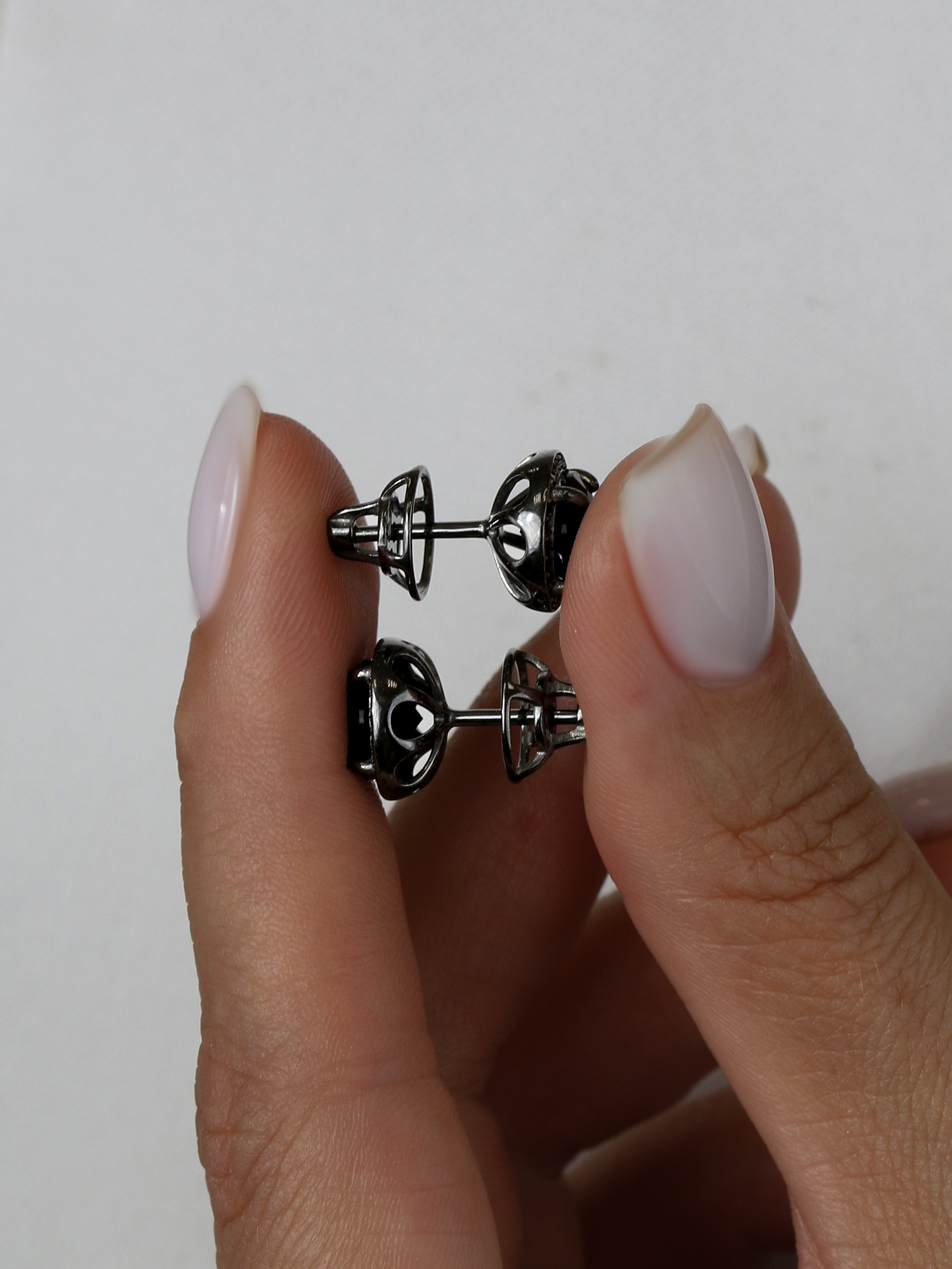 Серьги-пусеты из серебра с нат.шпинелью родированные