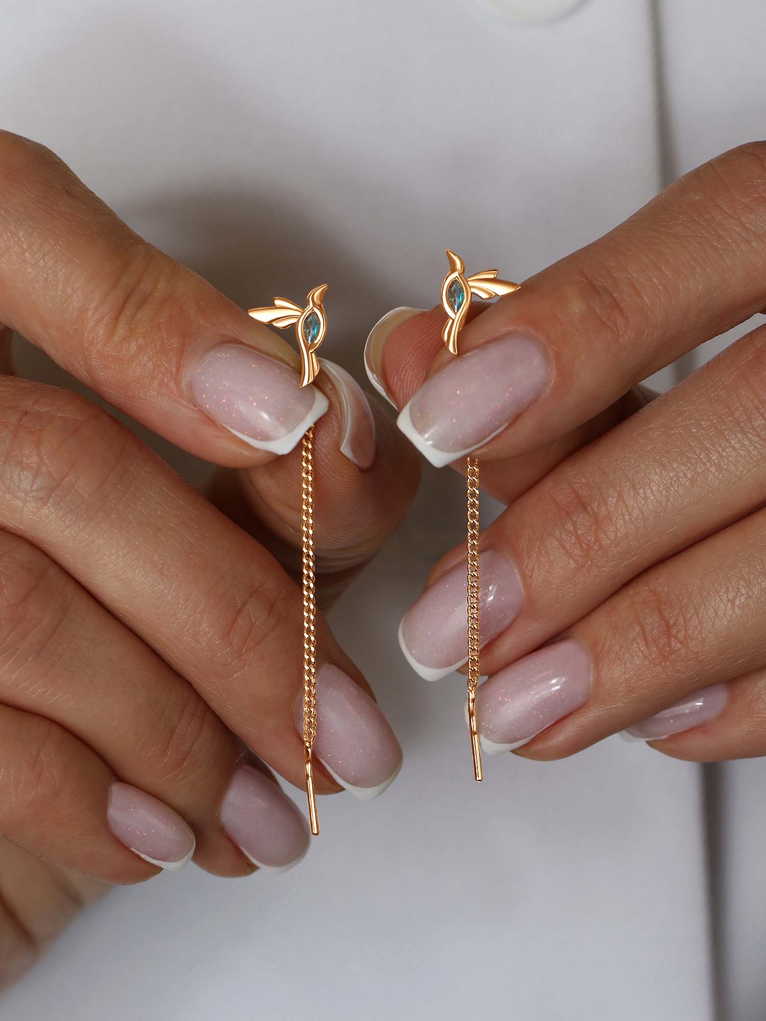 Серьги-продёвки Птички из золочёного серебра с плавленным кварцем цвета swiss топаз