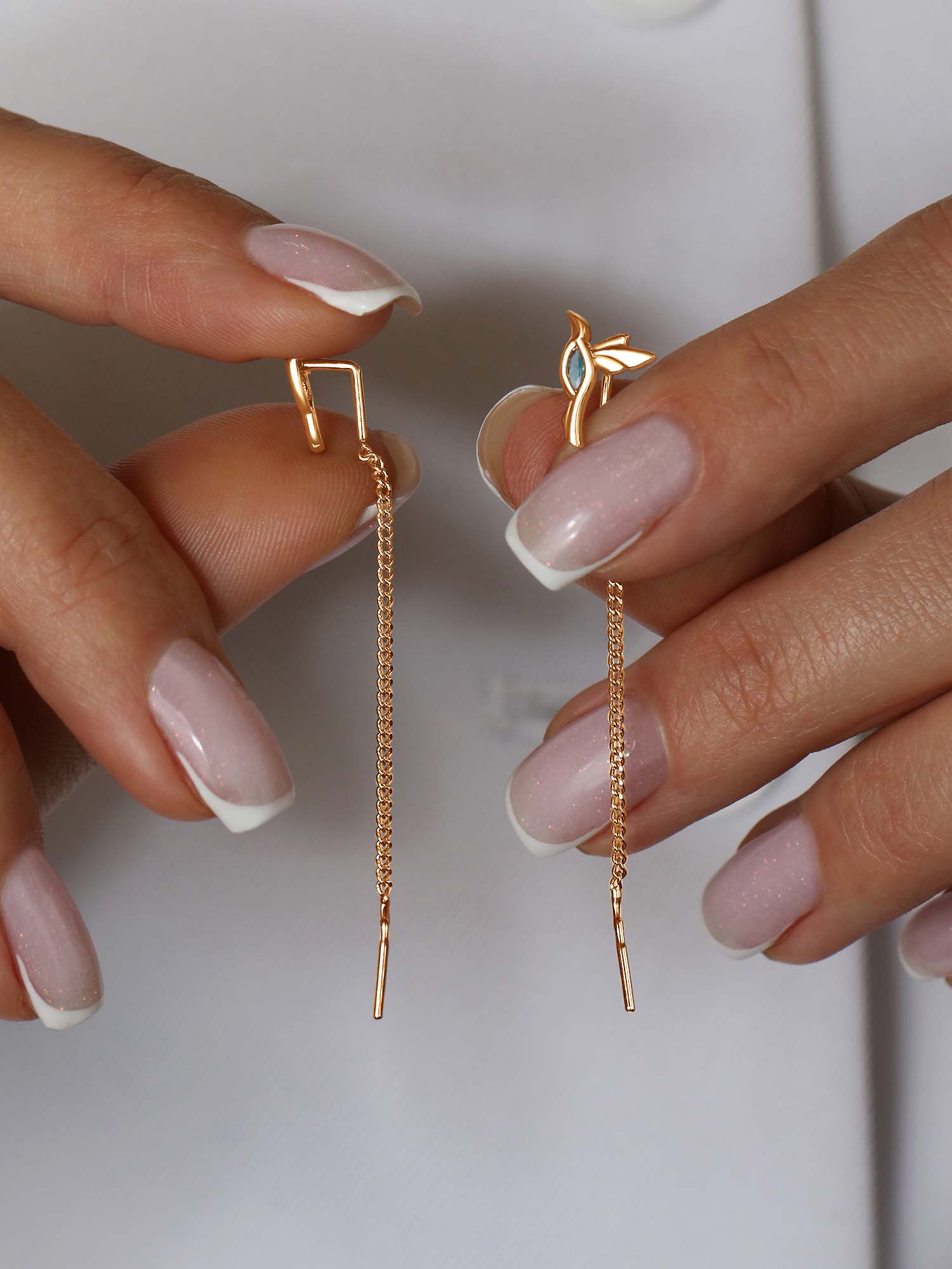 Серьги-продёвки Птички из золочёного серебра с плавленным кварцем цвета swiss топаз