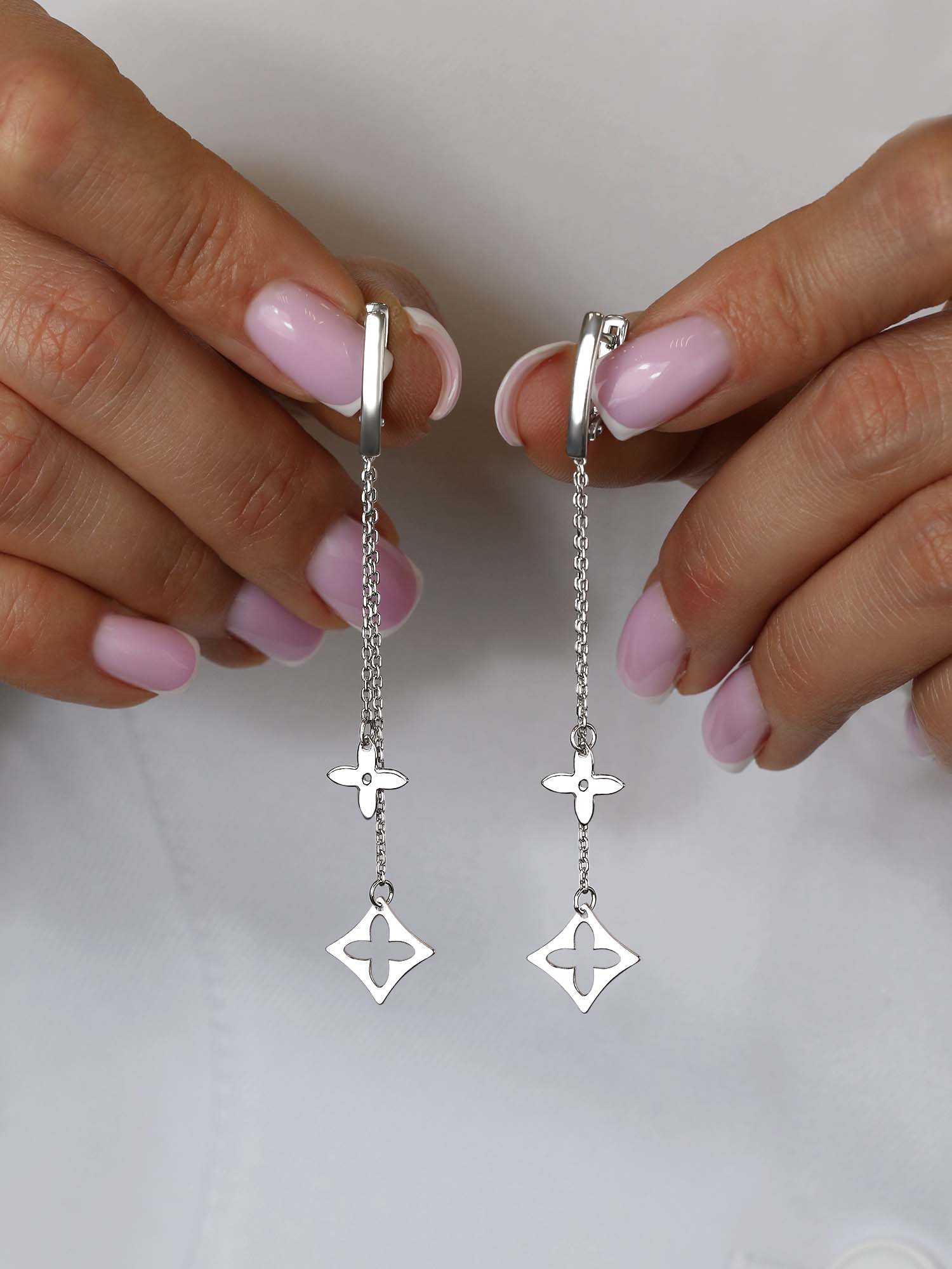 Серьги длинные форма клевер из серебра родированные коллекция quatrefoil