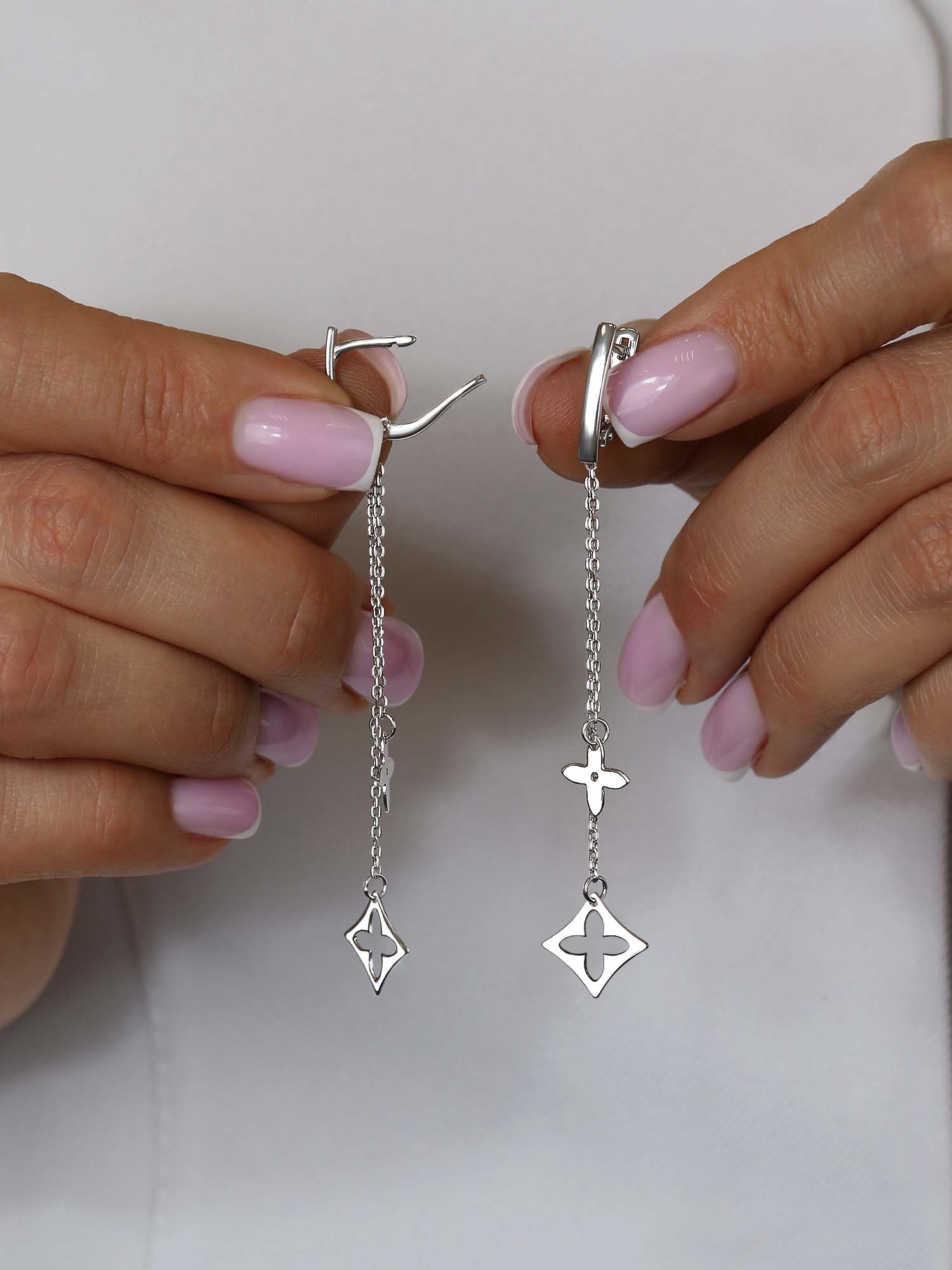 Серьги длинные форма клевер из серебра родированные коллекция quatrefoil