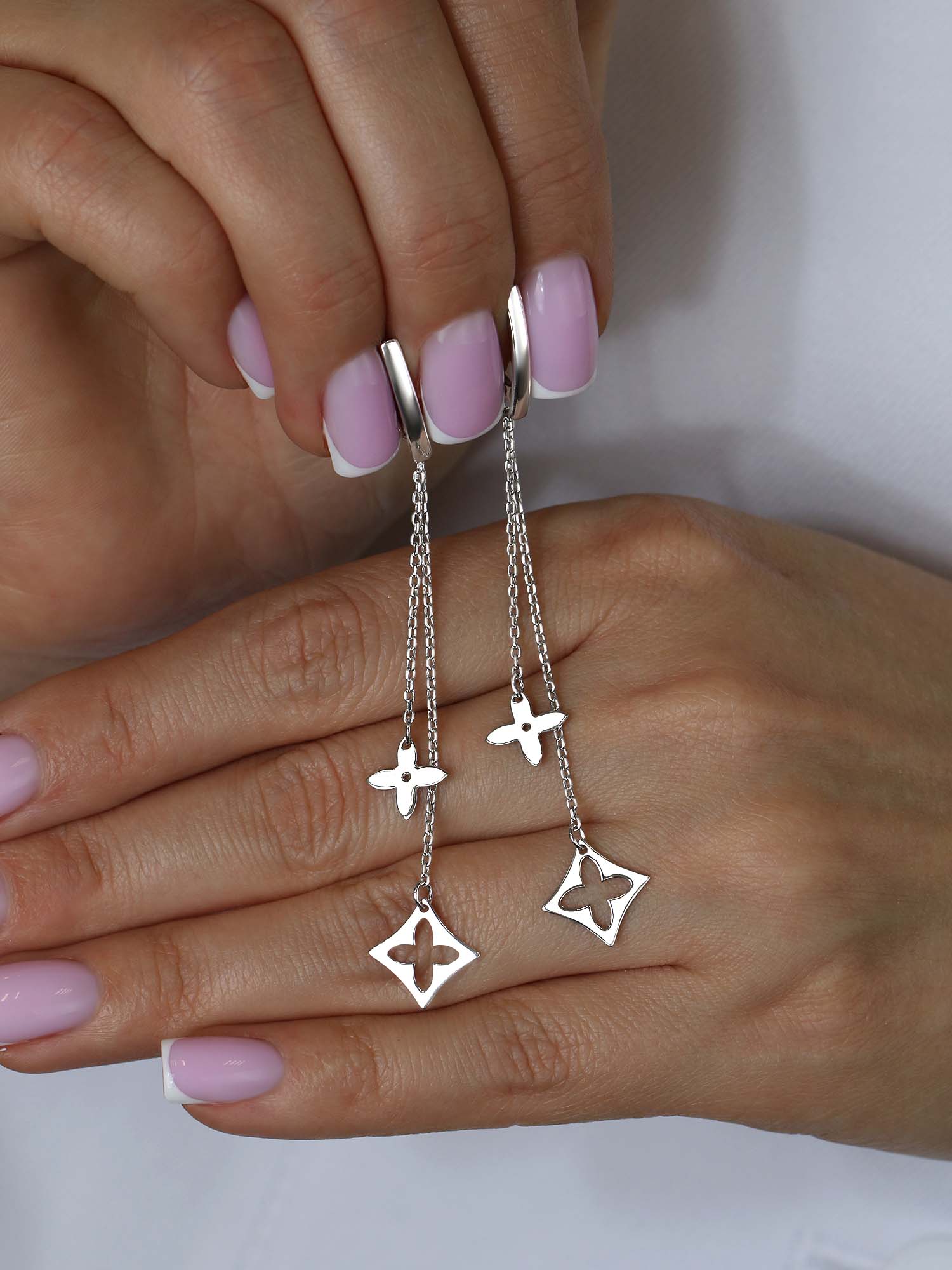 Серьги длинные форма клевер из серебра родированные коллекция quatrefoil