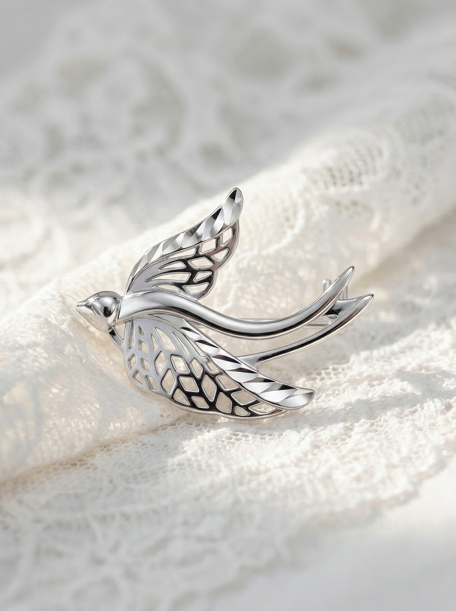 Брошь из серебра с алмазной огранкой родированная - Ласточка