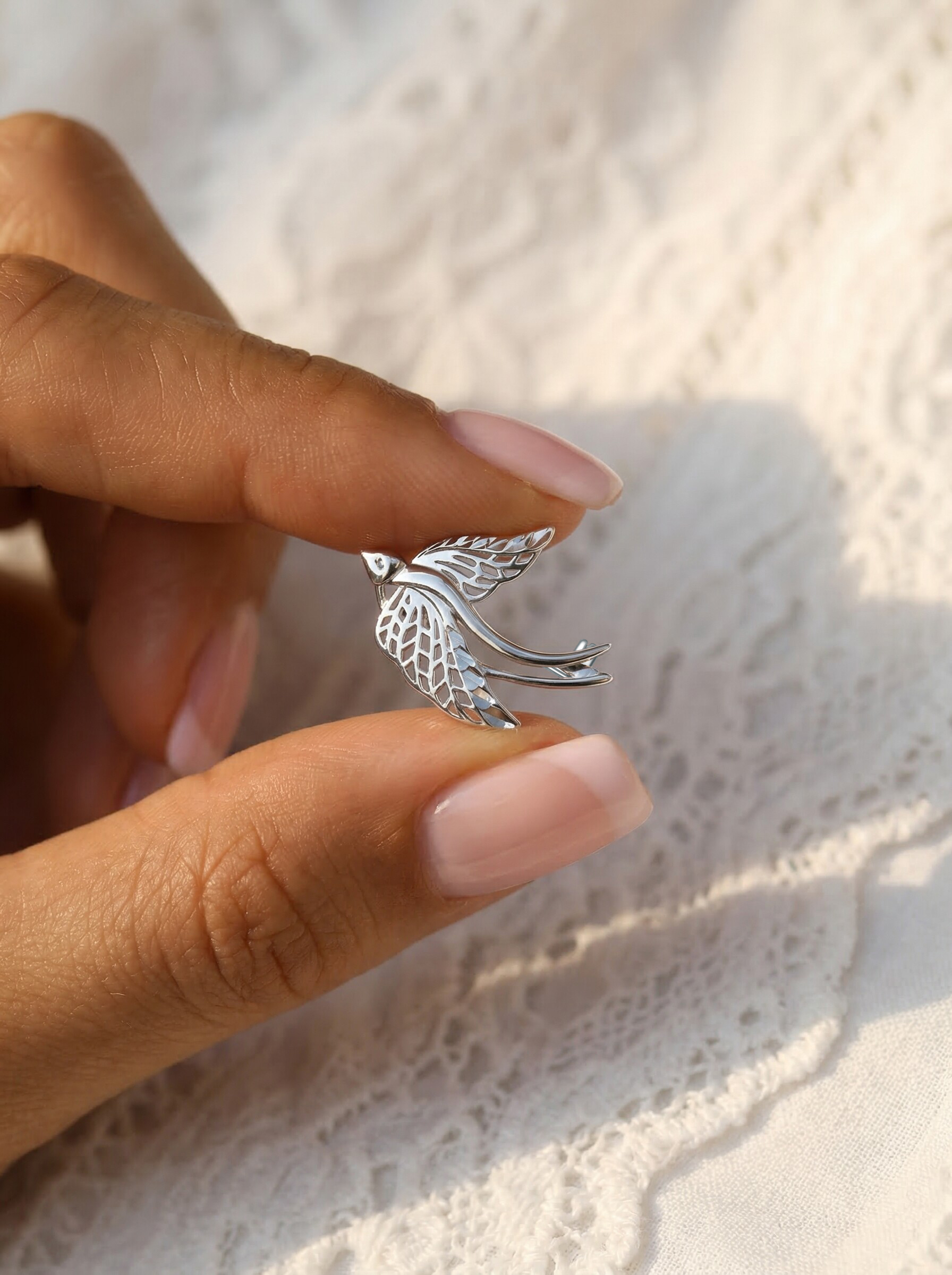 Брошь из серебра с алмазной огранкой родированная - Ласточка