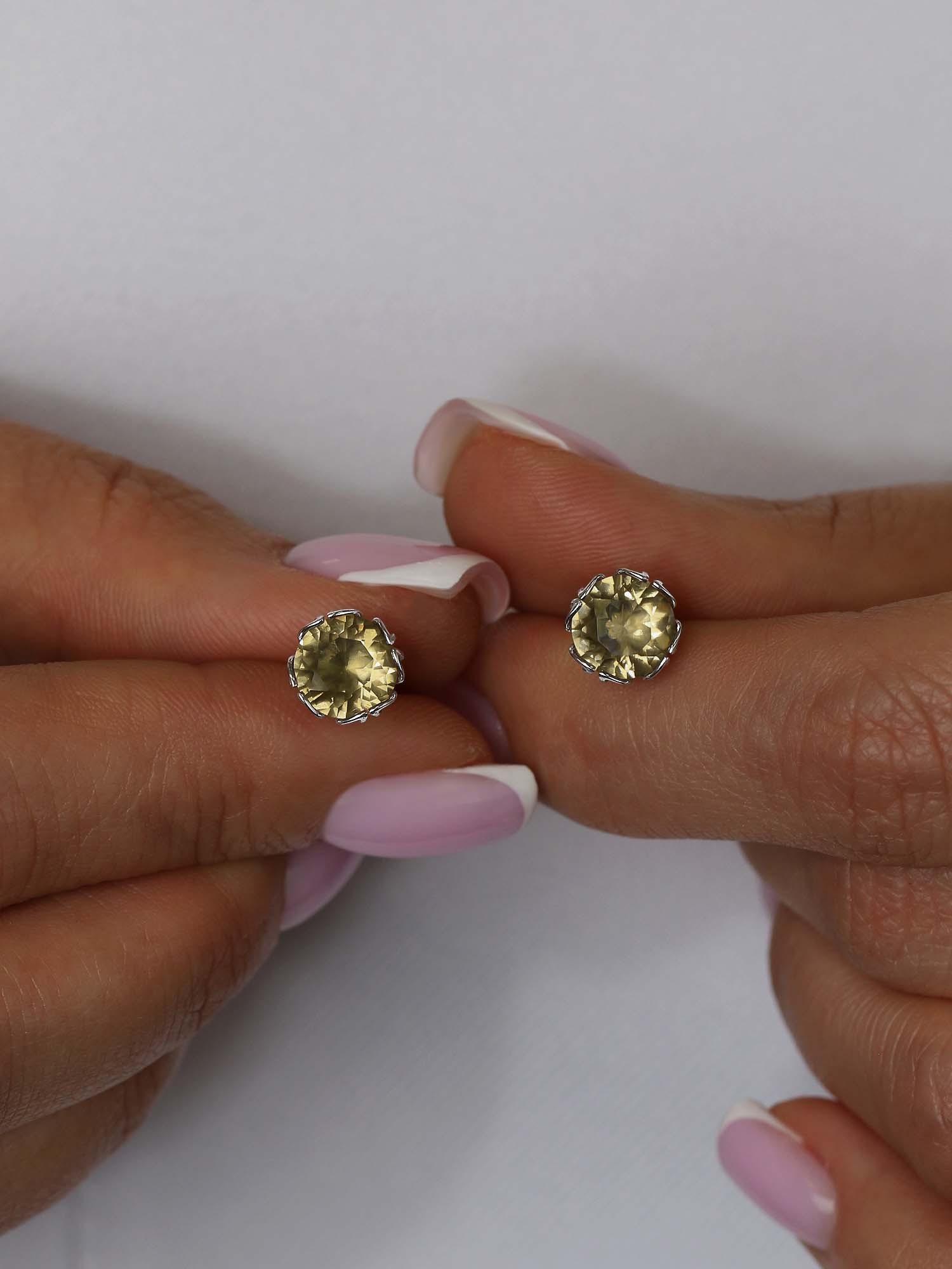 Серьги-пусеты из серебра с султанитом родированные